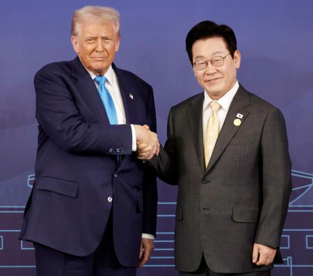 握手するトランプ米大統領（左）と韓国の李在明大統領＝２９日、韓国・慶州（聯合＝共同）