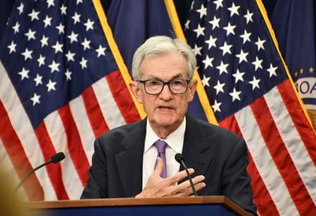 記者会見するＦＲＢのパウエル議長＝２９日、ワシントン（共同）