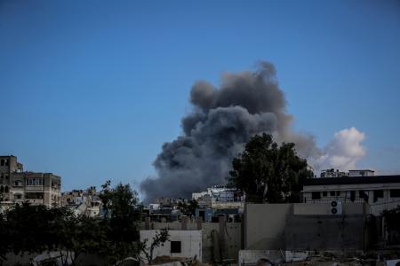 ２９日、ガザ北部ガザ市で避難民キャンプから立ち上る煙（ゲッティ＝共同）