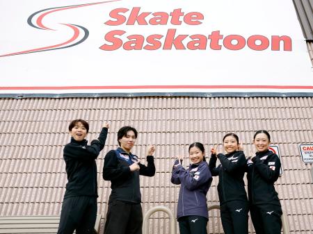 練習を終え写真に納まる（左から）友野一希、三浦佳生、中井亜美、千葉百音、青木祐奈＝２９日、カナダ・サスカトゥーン（共同）
