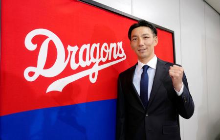 中日のヘッドコーチ就任が決まり、記者会見を終えてポーズをとる嶋基宏氏=30日、名古屋市