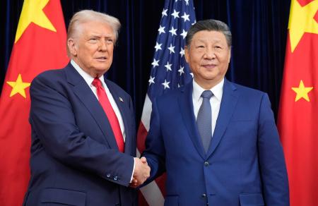 会談前に握手を交わすトランプ米大統領（左）と中国の習近平国家主席＝３０日、韓国・釜山（ＡＰ＝共同）