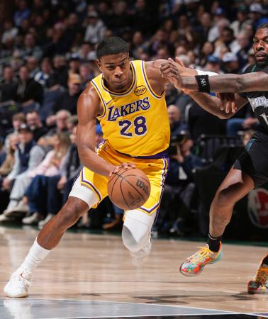 ティンバーウルブズ戦で攻めるレーカーズの八村=ミネアポリス(NBAE・ゲッティ=共同)