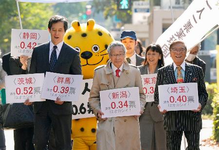 「1票の格差」訴訟の判決で、東京高裁に向かう原告側の升永英俊弁護士(手前中央)ら=30日午後、東京・霞が関