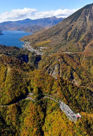 ２０２０年１０月、紅葉が見頃を迎えた「いろは坂」。右下は明智平駐車場、奥は中禅寺湖＝栃木県日光市