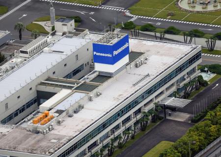 大阪府門真市のパナソニックホールディングス本社(共同通信社ヘリから)