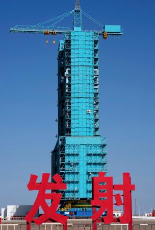 中国の有人宇宙船「神舟２１号」を搭載したロケットの発射場＝３０日、中国・酒泉衛星発射センター（共同）