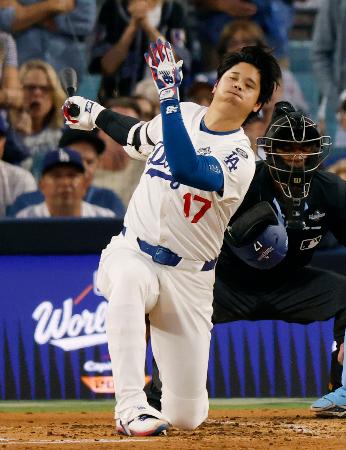 　ブルージェイズ戦の３回、空振り三振に倒れるドジャース・大谷＝ロサンゼルス（共同）