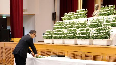 　豊田佐吉の功績をたたえる顕彰祭で、花を供えるトヨタ自動車の豊田章男会長＝３０日午前、静岡県湖西市