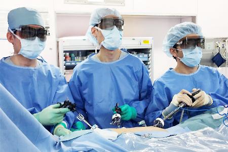 胸に開けた小さな穴から器具を入れる胸腔鏡手術の様子。モニター画面を見ながら行う(浜松医科大提供)