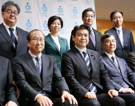 松本文科相（前列中央）と面会する北川進京都大特別教授（同左）、坂口志文大阪大特任教授（同右）＝３０日午後、文科省