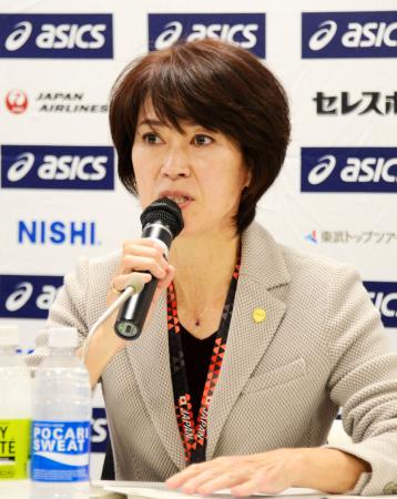 記者会見する日本陸連の有森裕子会長=30日午後、東京都新宿区