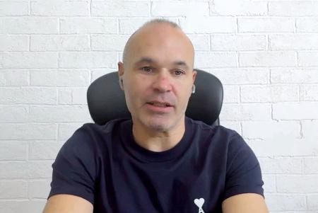 オンラインで記者会見するイニエスタさん=30日