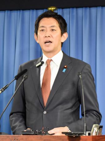 記者会見する自民党の小林政調会長＝３０日午後、東京・永田町の党本部