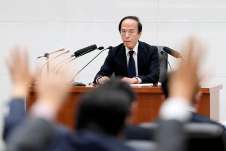 金融政策決定会合後、記者会見する日銀の植田総裁＝３０日午後、日銀本店