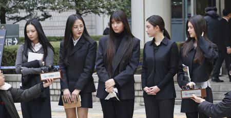 人気女性アイドルグループ、ＮｅｗＪｅａｎｓ（ニュージーンズ）のメンバー＝３月、韓国のソウル中央地裁前（聯合＝共同）