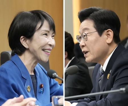 会談する高市首相（左）と韓国の李在明大統領＝３０日、韓国・慶州（共同）