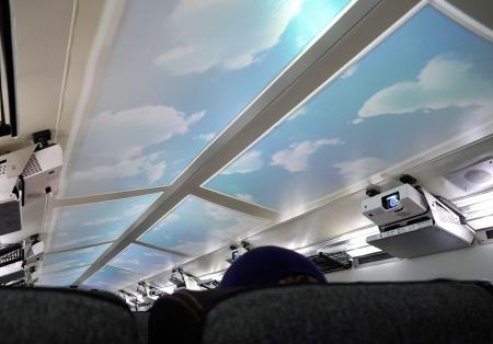 リニア中央新幹線の新試験車両「M10」の客室の天井=30日午後、山梨県内