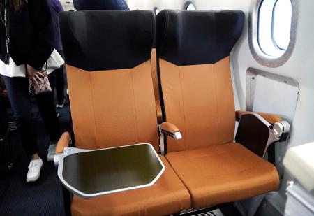 リニア中央新幹線の新試験車両「M10」の座席=30日午後、山梨県内