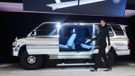 アイシンが披露した、左右に開く大開口の電動スライドドア=30日午後、東京都江東区の東京ビッグサイト