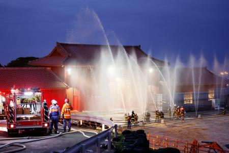 再建工事が進む首里城の正殿周辺で行われた消火訓練＝３１日早朝、那覇市