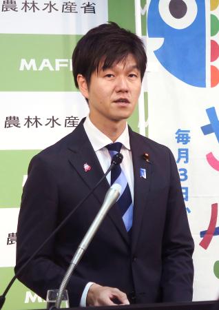 記者会見する鈴木農相＝３１日午前、農水省