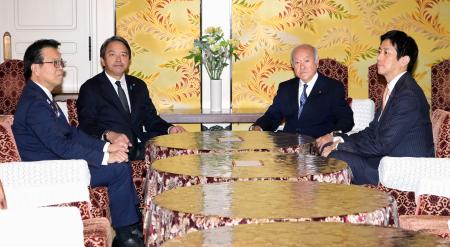 会談に臨む自民党の鈴木（中央右）、国民民主党の榛葉（同左）両幹事長ら＝３１日午前、国会