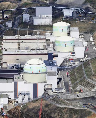 北海道泊村の北海道電力泊原発（手前から）３号機、２号機、１号機＝４月