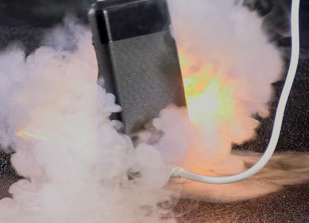 充電中のモバイルバッテリーが出火する様子（ＮＩＴＥ提供）