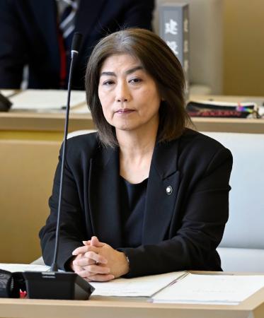 静岡県伊東市議会の臨時議会に出席した田久保真紀市長＝３１日午前