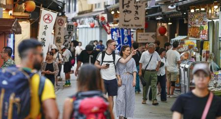 旅行客でにぎわう広島県廿日市市の宮島＝９月