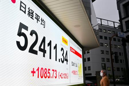 初めて５万２０００円を超えた日経平均株価の終値を示すボード＝３１日午後、東京都中央区