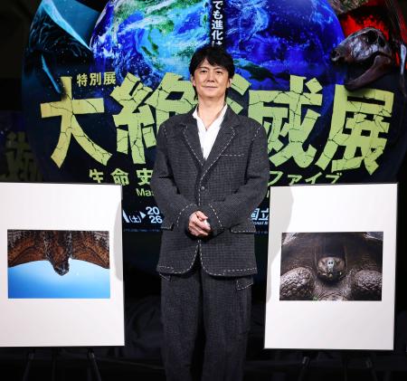 自身の写真作品の横に立つ福山雅治＝３１日、東京都台東区