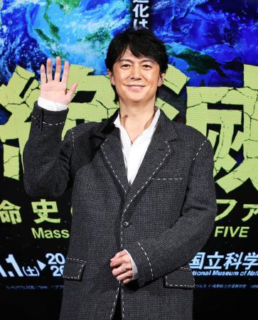 　発表会に登場した福山雅治＝３１日、東京都台東区