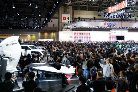 東京ビッグサイトで始まった「ジャパンモビリティショー」の一般公開＝３１日午後、東京都江東区