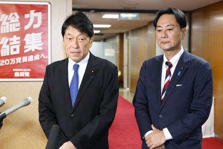 自民党の古屋選対委員長と面会後、取材に応じる宮城県連の小野寺五典会長（左）と佐々木幸士県議＝３１日午後、東京・永田町の党本部