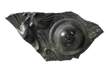 富雄丸山古墳で出土した斜縁神獣鏡の破片（奈良市教育委員会提供）