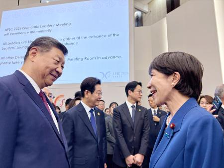 ＡＰＥＣ首脳会議前に中国の習近平国家主席（左）とあいさつを交わした高市首相＝３１日、韓国・慶州（高市首相のＸから）