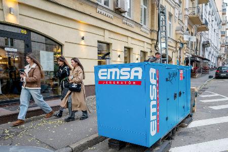 ウクライナ・キーウの飲食店前に設置された発電機=10月30日(共同)