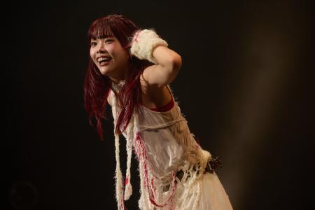 　パフォーマンスするアイナ・ジ・エンド