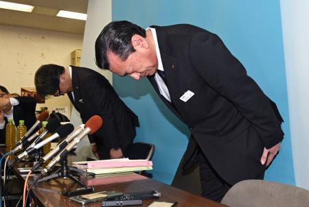 記者会見の冒頭で謝罪する、いわき信用組合の金成茂理事長（右）ら＝３１日午後、福島県いわき市
