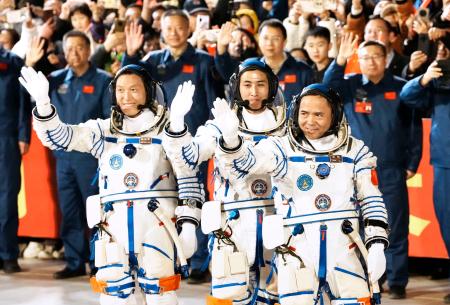 出発式に臨む、有人宇宙船「神舟21号」に搭乗する武飛氏(中央)ら乗組員=31日、中国・酒泉衛星発射センター(共同)