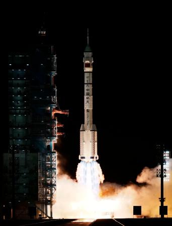 有人宇宙船「神舟２１号」を載せ、打ち上げられたロケット「長征２号Ｆ遥２１」＝３１日、中国・酒泉衛星発射センター（共同）