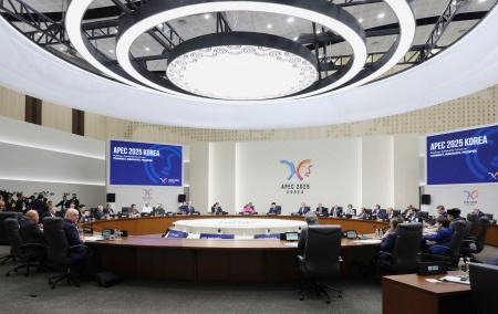 韓国・慶州で開幕したＡＰＥＣ首脳会議の会合＝３１日（内閣広報室提供・共同）