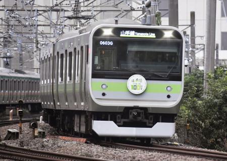 環状運転100周年記念のヘッドマークを付け走行するJR山手線のラッピング列車=10月、東京都渋谷区