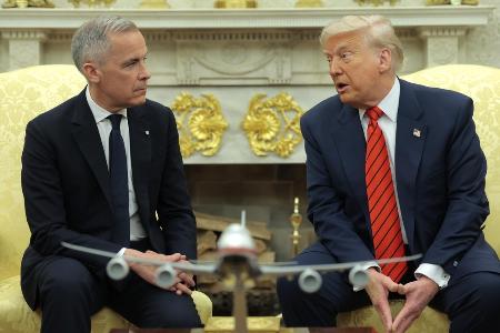 ５月、ホワイトハウスでカナダのカーニー首相（左）と会談したトランプ米大統領（ゲッティ＝共同）