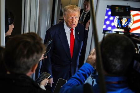 大統領専用機内で取材に応じるトランプ米大統領=10月31日(ゲッティ=共同)