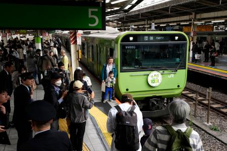 過去の車両デザインを復刻した山手線のラッピング列車＝１日午前、ＪＲ池袋駅