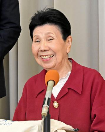 記者会見する袴田巌さんの姉ひで子さん＝１日午前、浜松市