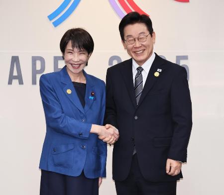 韓国の李在明大統領（右）と握手を交わす高市首相＝１０月３０日、韓国・慶州